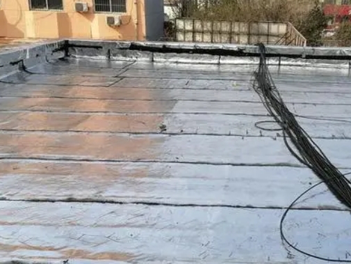 阜平卫生间漏水维修公司分享下阜平屋面楼顶防水刚性防水层施工要点。